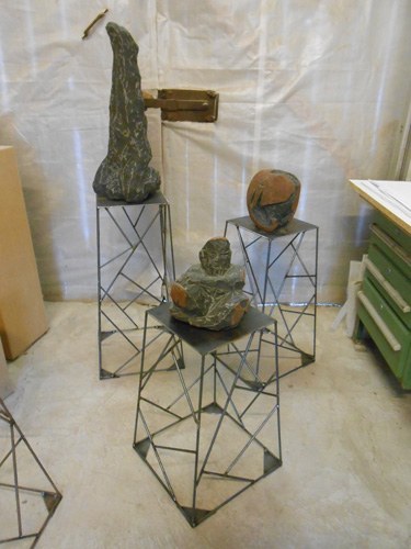 Drei Stahlsockel mit Skulpturen