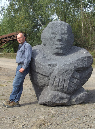 Knut Hüneke mit Skulptur aus Basaltlava, Eifel, Deutschland
