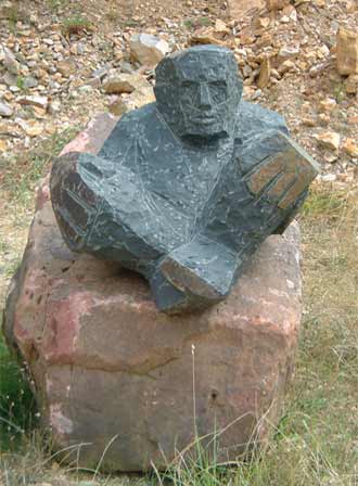 Sitzende Skulptur aus Basalt auf Buntsandstein