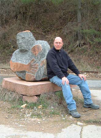 Knut Hüneke mit Skulptur