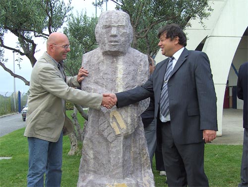 Händedruck vor der Skulptur Steinbrecher