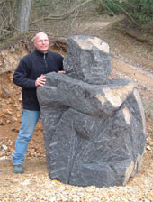 Knut Hueneke stehend hinter Skulptur