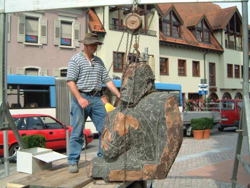 Ausladen der Skulptur vor der Kirche