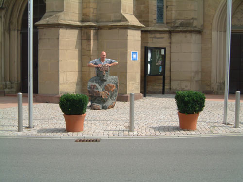 KH mit Skulptur vor Kirche