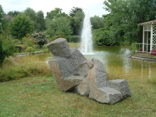 Liegende Skulptur im Garten des Weinheimer Pflegeheims