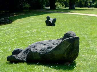 Reclined sculpture from the front