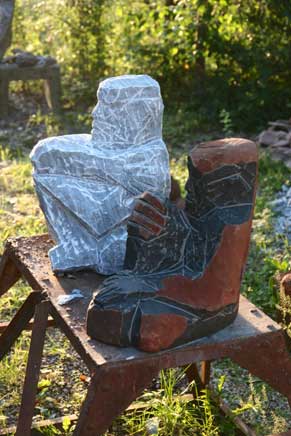 Sitzende Skulpturen, Marmor und Basalt