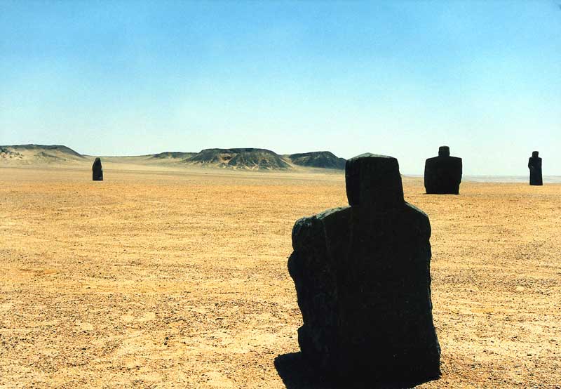 Skulpturenensemble vor Gebel Qatrani