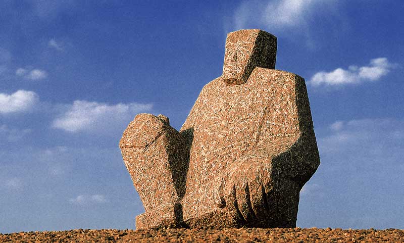 Gro&szlig;skulptur auf W&uuml;stenboden