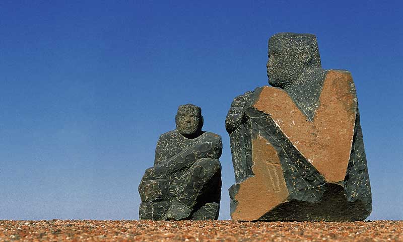 zwei sitzende Gro&szlig;skulpturen aus Basalt